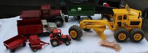 lot 18 image: 8 Mid Century Metal Toys Tonka Ertl etc Vintage Farm & Construction Toy Vehicle Lot  Mixed Metal & Plastic