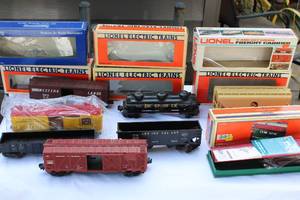 lot 19 image: Lionel & Industrial Rail 7-Piece Rolling Stock Lot  Station Platform (wBoxes)