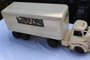 lot 25 image: Vintage Gambles Truck and trailer