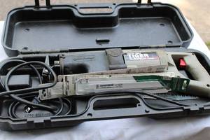 lot 46 image: Porter Cable Tiger Saw Sawzall inc case and blades