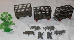 lot 118 image: Vintage Marx Animal Cage Collection with Super Circus Animals  Tin & Plastic Display Set