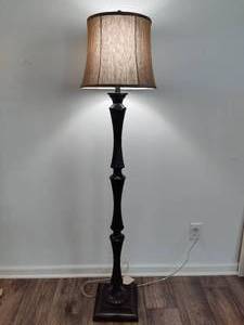 lot 8 image: Floor Lamp