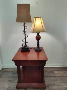 lot 40 image: Thomasville Side Table and Table Lamps