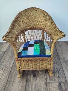 lot 43 image: Childs Wicker Rocking Chair
