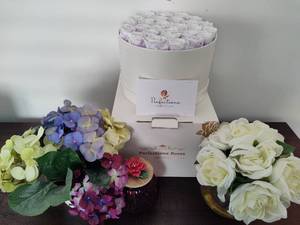 lot 65 image: Floral Decor