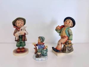 lot 26 image: Goebel Hummel Figurines