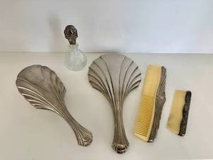 lot 9 image: Vintage Silver Plated Vanity Set