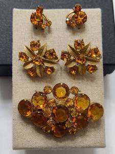 lot 52 image: Amber Tone Brooch & Earring Sets