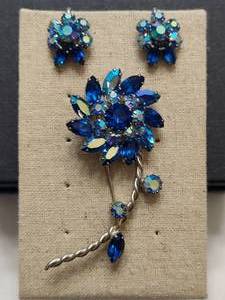 lot 51 image: Stunning Brooch & Screw Back Earring set