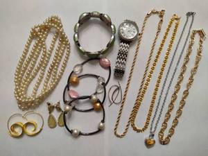 lot 59 image: Assorted Costume Jewelry Pieces