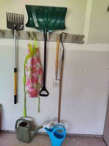 lot 109 image: Lot of Gardening ToolsShovel