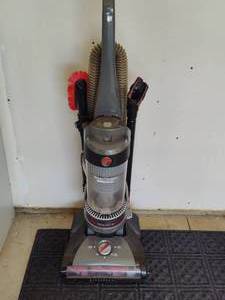 lot 128 image: Hoover WindTunnel Vacuum