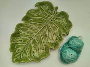 lot 93 image: Leaf Serving Tray & Cabbage Salt & Pepper Shakers