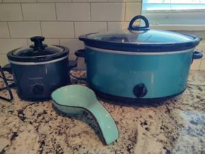 lot 84 image: Crockpots & Spoon Rest