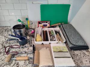 lot 88 image: Assorted Kitchen StorageUtensils