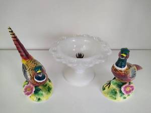 lot 152 image: Porcelain Birds & Lattice Floral Vase