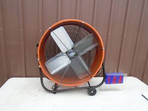 lot 100 image: 30 Maxair Pro floor fan on wheels. As shown.