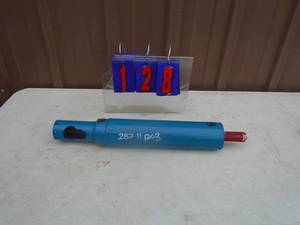 lot 128 image: New Hydraulic ram. Approx 20 long. Dual port. As shown.