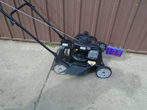 lot 135 image: Murray push mower with Briggs & Stratton motor. Lightly used. Tested & works. As shown.