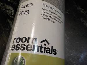 lot 10 image: Area Rug - Room Essentials 4 x 5.6...
