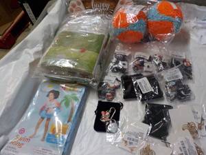 lot 136 image: Childrens Play Lot, Jewelry and mo...