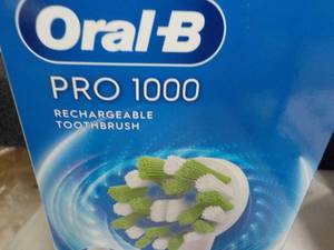 lot 164 image: Oral B Pro 1000 Rechargeable Toothb...
