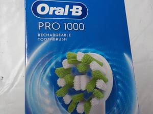 lot 165 image: Oral B Pro 1000 Rechargeable Toothb...