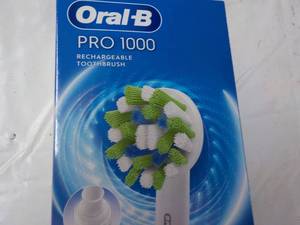 Oral B Pro 1000 Rechargeable Toothb...