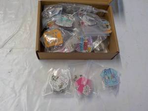 lot 183 image: 24 pcs Funny Badges...