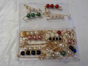 lot 194 image: Decorative Jewelry Pins...