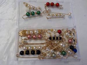 lot 195 image: Decorative Jewelry Pins...