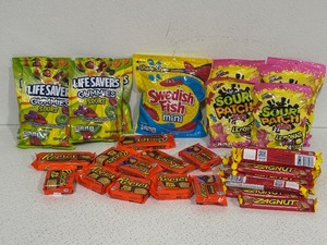 lot 21 image: Assorted Candy