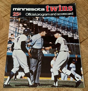 lot 44 image: 1971 Minnesota Twins Vintage Baseball Program and Scorecard