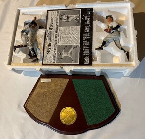 lot 129A image: Don Larsens Perfect Game Baseballs Greatest Moment Statues by Danbury Mint - New in Box