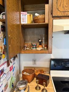 lot 36 image: Assorted Vintage Kitchen and Decorative Items