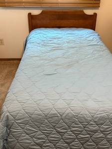 lot 62 image: Twin Size Bed with Wooden Headboard and Light Blue Quilt