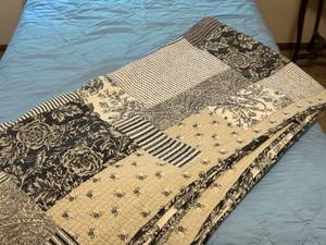 lot 64 image: American Living King Size Patchwork Cotton Quilt