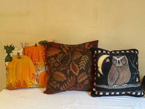 lot 14 image: Set of 6 Decorative Throw Pillows with Seasonal and Animal Designs