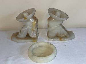 lot 20 image: Art Deco Style Onyx Bookends with Matching Ashtray Set