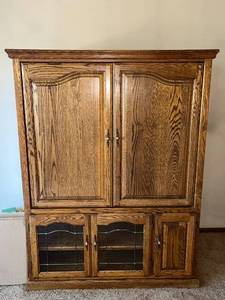 lot 48 image: Solid Oak Entertainment Cabinet with Glass Doors
