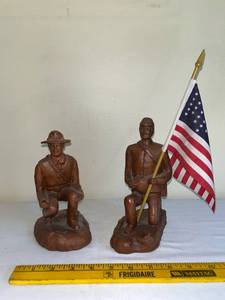 lot 53 image: Set of 2 Red Mill Mfg Handcrafted Civil War Soldier Figurines with Flag