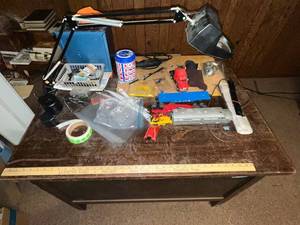 lot 94 image: Vintage Wooden Desk with Task Lamp and Assorted Lionel Electric Train Items