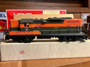 lot 97 image: Lionel Santa Fe GP-9 Diesel Non-Powered Dummy Locomotive Great Northern 6-8255 with Box