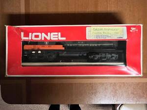 lot 98 image: Lionel Santa Fe GP-9 Diesel 6-8250 Custom Painted Great Northern Locomotive