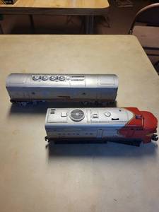 lot 122 image: Santa Fe Model Train Locomotive and Dummy Engine Set