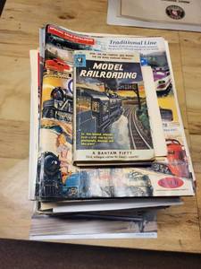 lot 127 image: Vintage Model Railroad Magazines and Dinky Toys Collector Book Lot
