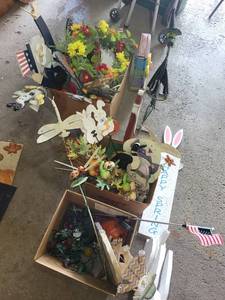 lot 170 image: Collection of Seasonal Outdoor Decor and Garden Ornaments