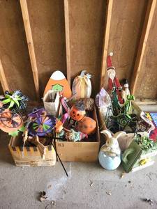 lot 172 image: Collection of Outdoor and Holiday Garden Decor Items