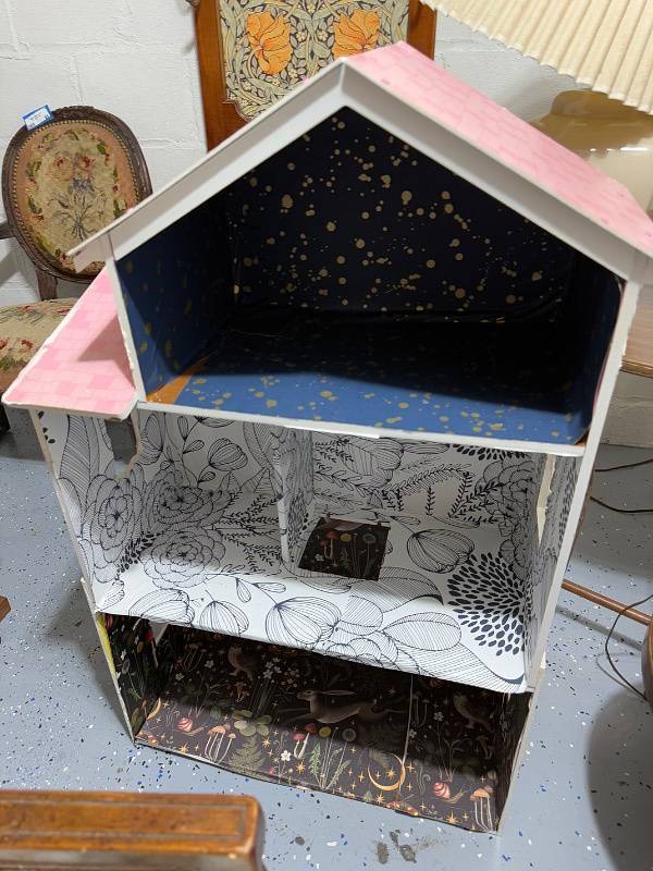 lot 74 image: Charming Multi-Story Dollhouse with Decorative Interiors - Works great as a childs bookshelf