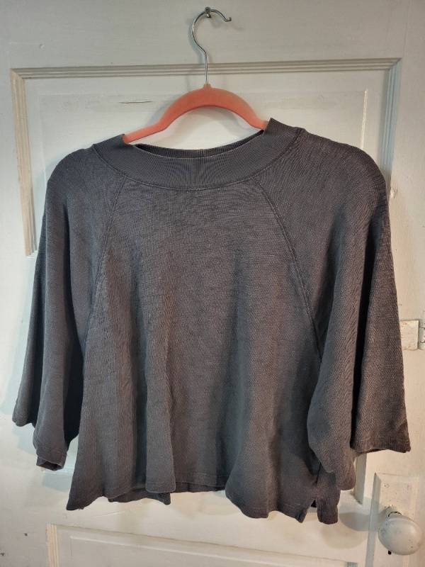 lot 194 image: Group of 5 Womens and Unisex Casual Tops Assorted Sizes